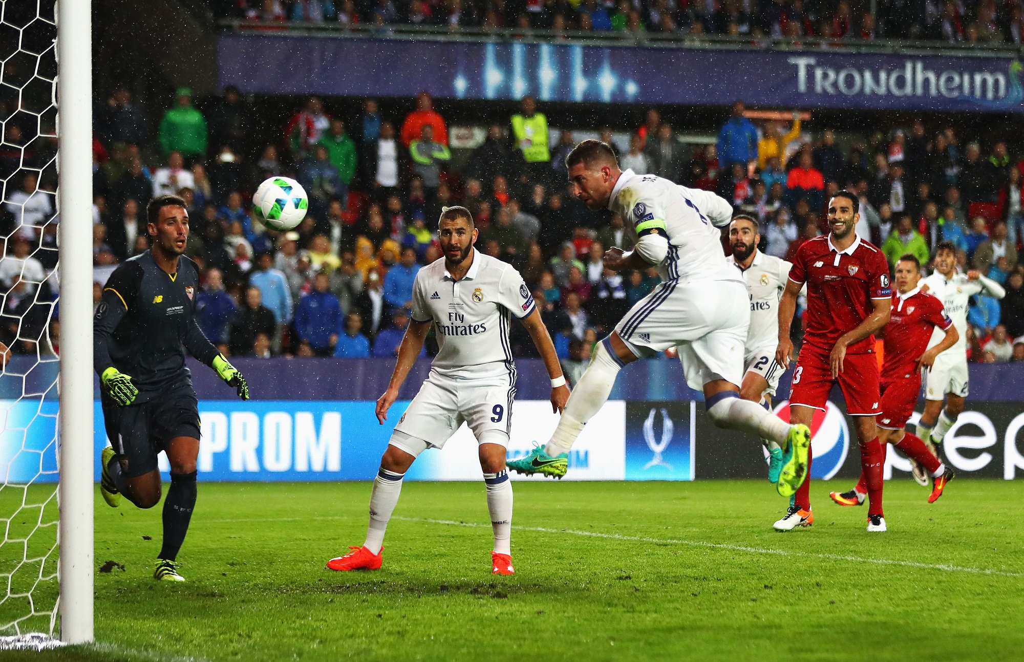 Sergio Ramos le empató de cabeza al Sevilla en la Supercopa de Europa en el 93.