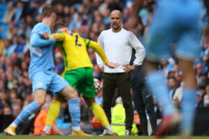 Pep Guardiola en el último partido del Man City