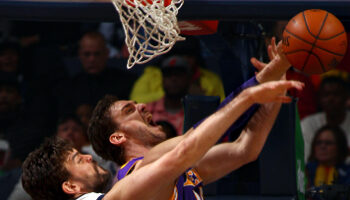 Marc Gasol de los Grizzlies de Memphis, a la izquierda, bloquea un tiro de su hermano, Pau Gasol de los Lakers de Los Ángeles, en la primera mitad en el FedExForum en Memphis, el miércoles 26 de febrero de 2014.