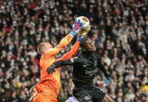 Evan Ndicka (R) (Eintracht Frankfurt) vs Marc-Andre ter Stegen (FC Barcelona), action, duels. Soccer Europa League, quarterfinals Eintracht Frankfurt - FC Barcelona 1-1 on April 7th, 2022 in Frankfurt/ Germany. GERMAN BANK PARK A